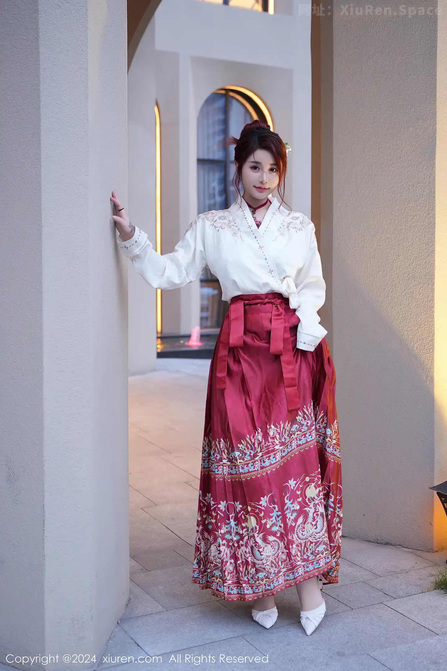 图片[5]-[XiuRen秀人网]VOL.7985 模特美七Mia性感红色轻透古装服配黑丝吊袜秀惹火身材诱惑写真70P-秀人网官方网站